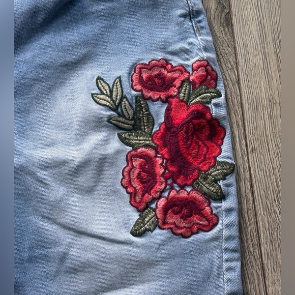 a.n.a  Women’s Jeans Embroidered Roses Cropped Size 12 - Picture 4 of 8